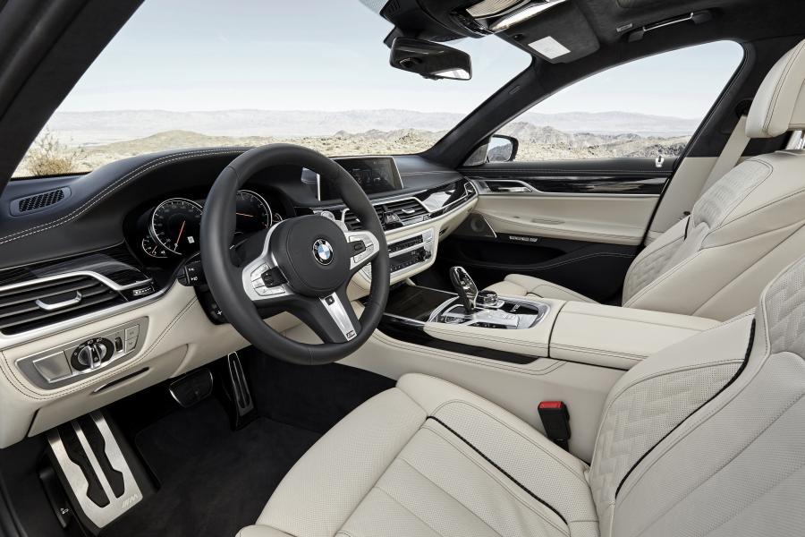 Интерьер BMW M760i xDrive 2017 года  (NA) (фото 93 из 154)
